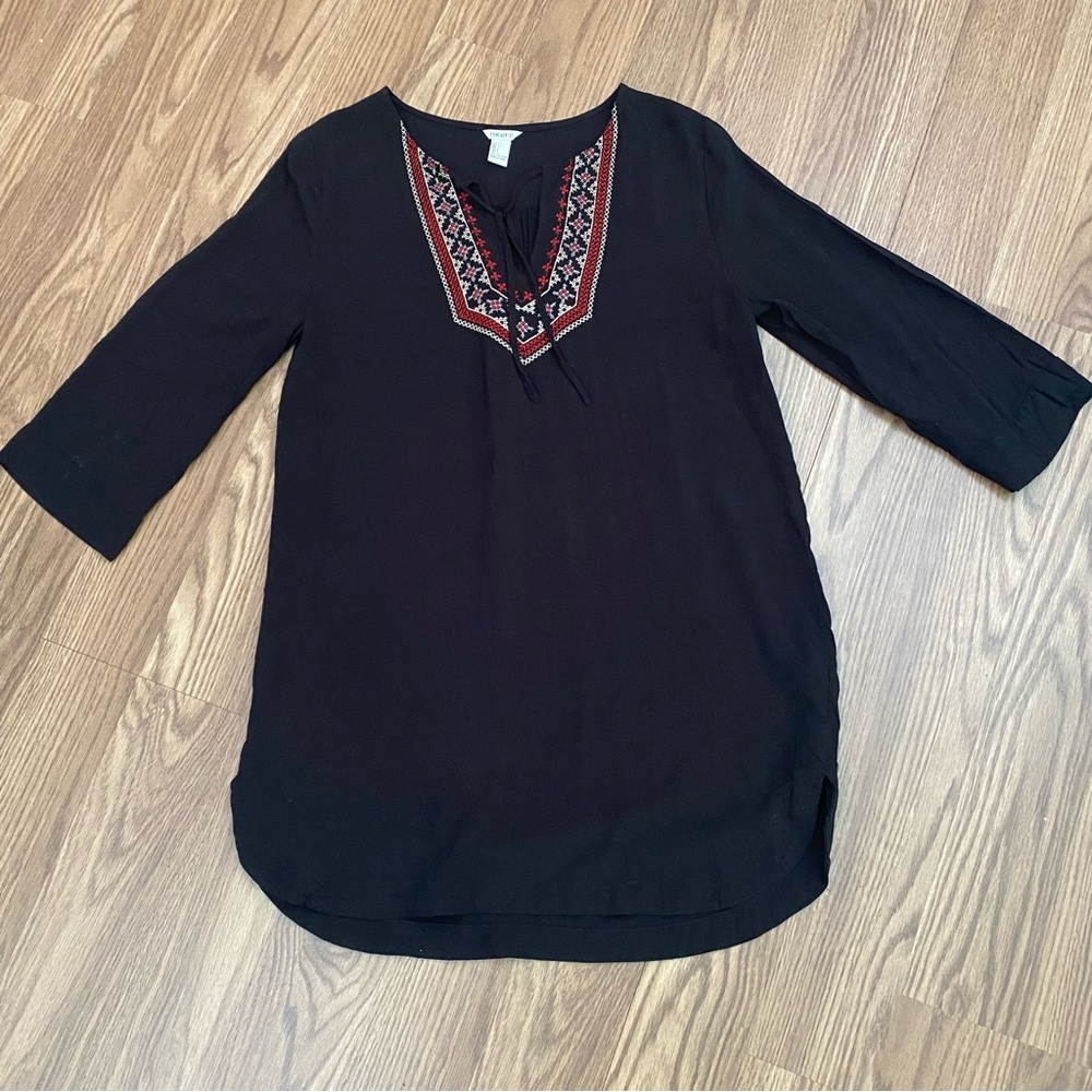 FOREVER 21  Tunic Top Women Size L  Embroidered  V-Neck. Black 100% Rayon